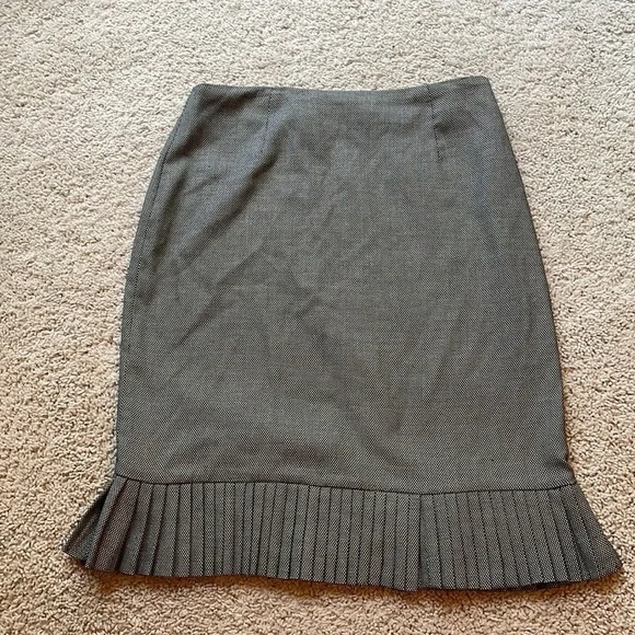 Signature by Larry Levine size 10 pencil skirt with pleated bottom - Picture 2 of 7
